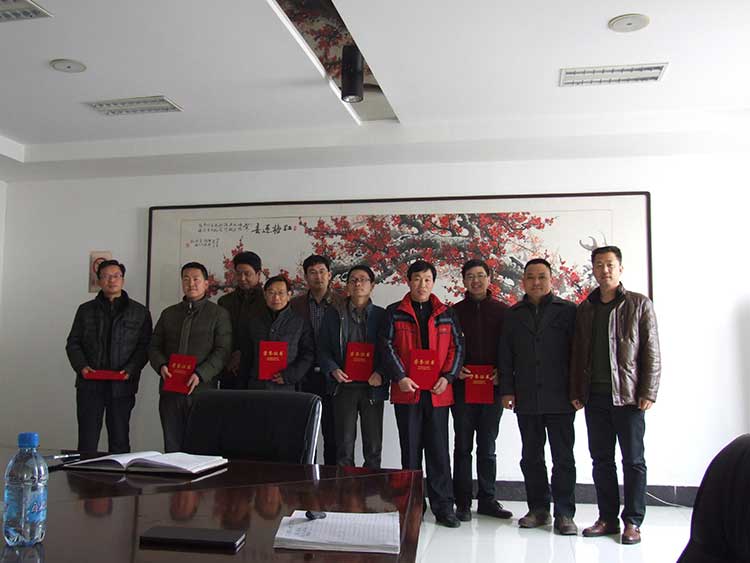 院領(lǐng)導(dǎo)給員工頒獎